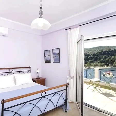 Argiri - Seafront Luxury Villa, P-pool, Seaviews, Walk To 梅加尼西岛