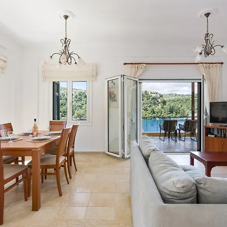 Vilă Argiri Meganisi - Seafront Luxury Villa, P-pool, Seaviews, Walk To Spartokhórion