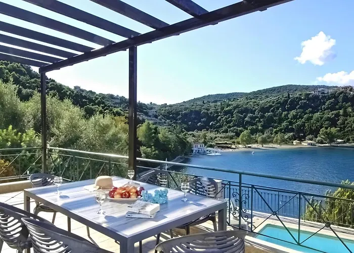 Argiri - Seafront Luxury Villa, P-pool, Seaviews, Walk To 메가니시