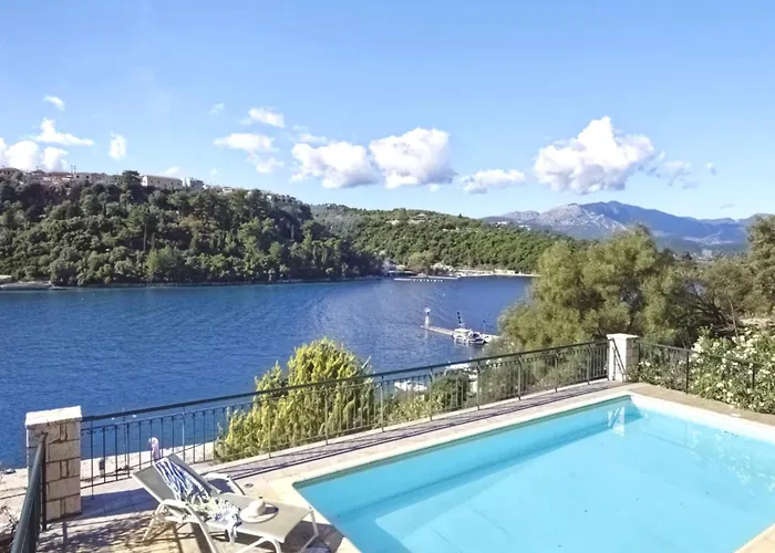 Vilă Argiri - Seafront Luxury Villa, P-pool, Seaviews, Walk To *